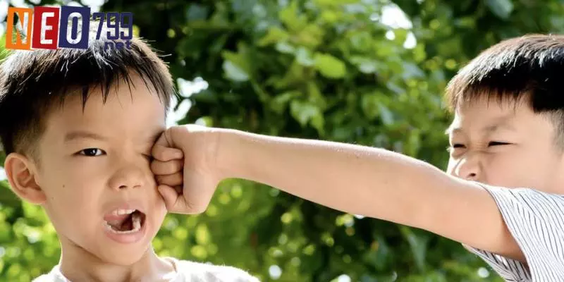 Mơ thấy đánh nhau với 2 người